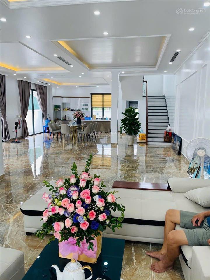 Chính chủ cần bán gấp căn biệt thự làng việt kiều lê chân 240m ngang 9m 3 tầng hướng đông giá rẻ