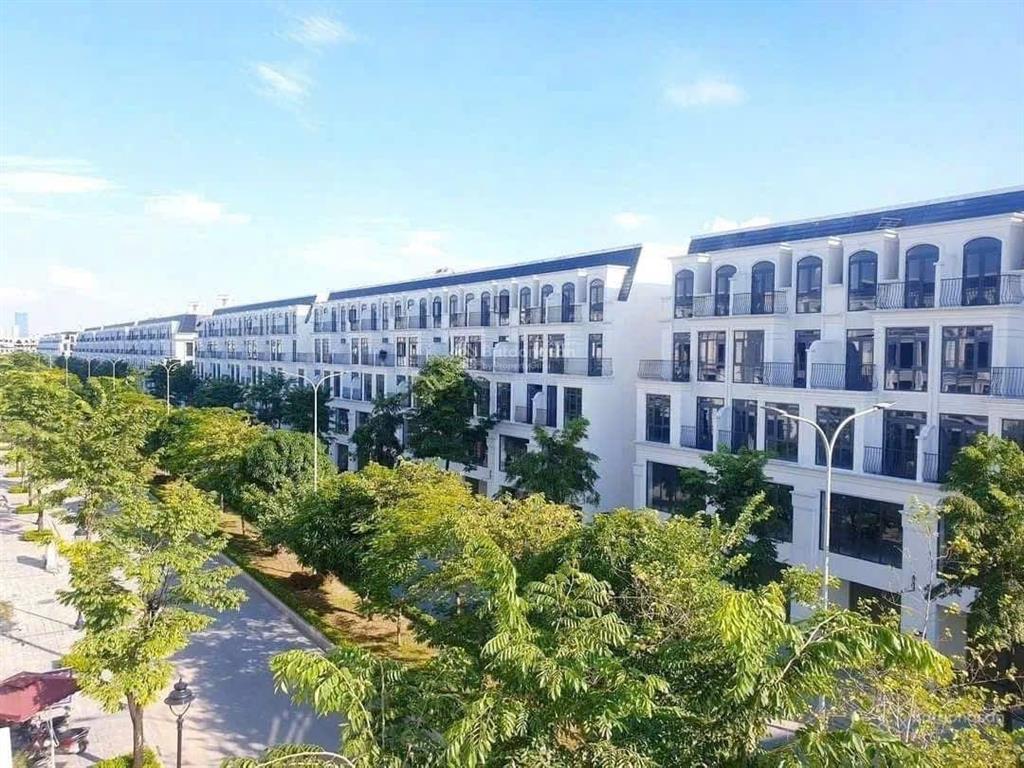 Bán liền kề hinode royal park 18,5 tỷ đường 30m  0989 862 ***