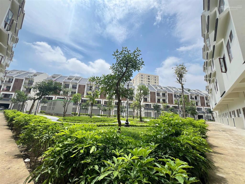 Bán liền kề hinode royal park 15 tỷ vị trí vườn hoa  0989 862 ***