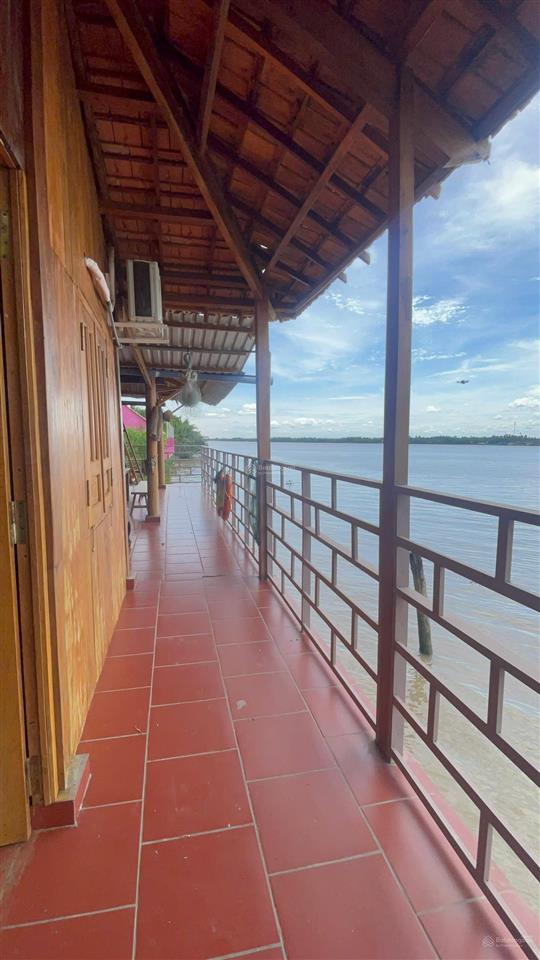 Nhà gỗ bên sông sát phà bình ninh 400m² thổ cư, sẵn kè kiên cố