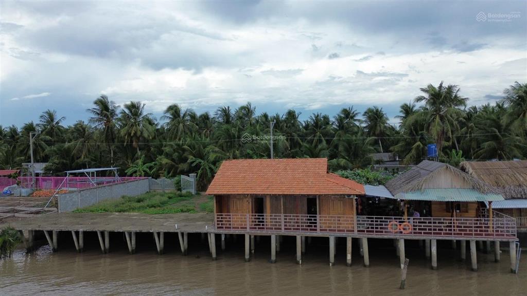 Nhà gỗ bên sông sát phà bình ninh 400m² thổ cư, sẵn kè kiên cố