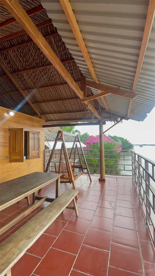 Nhà gỗ bên sông sát phà bình ninh 400m² thổ cư, sẵn kè kiên cố