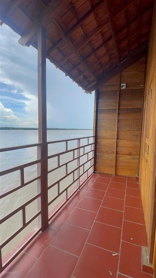 Nhà gỗ bên sông sát phà bình ninh 400m² thổ cư, sẵn kè kiên cố