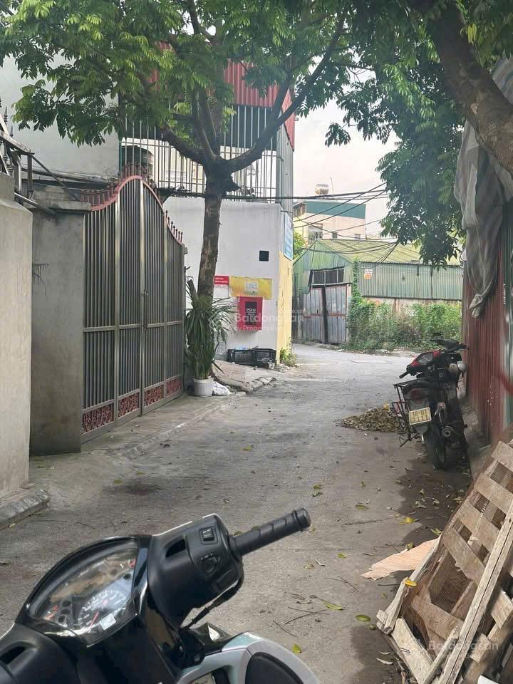 Bán đất cự khối, long biên 52,6m², ô tô vào đất, mặt tiền 4,5m, gần trường chợ, 125 triệu/m²