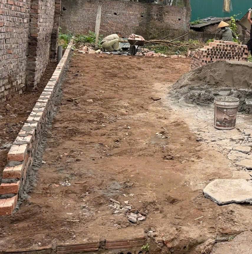 Cần tiền bán gấp 52.6m2 cự khối long biên, ô tô thông, gần trường chợ, 125tr/m2