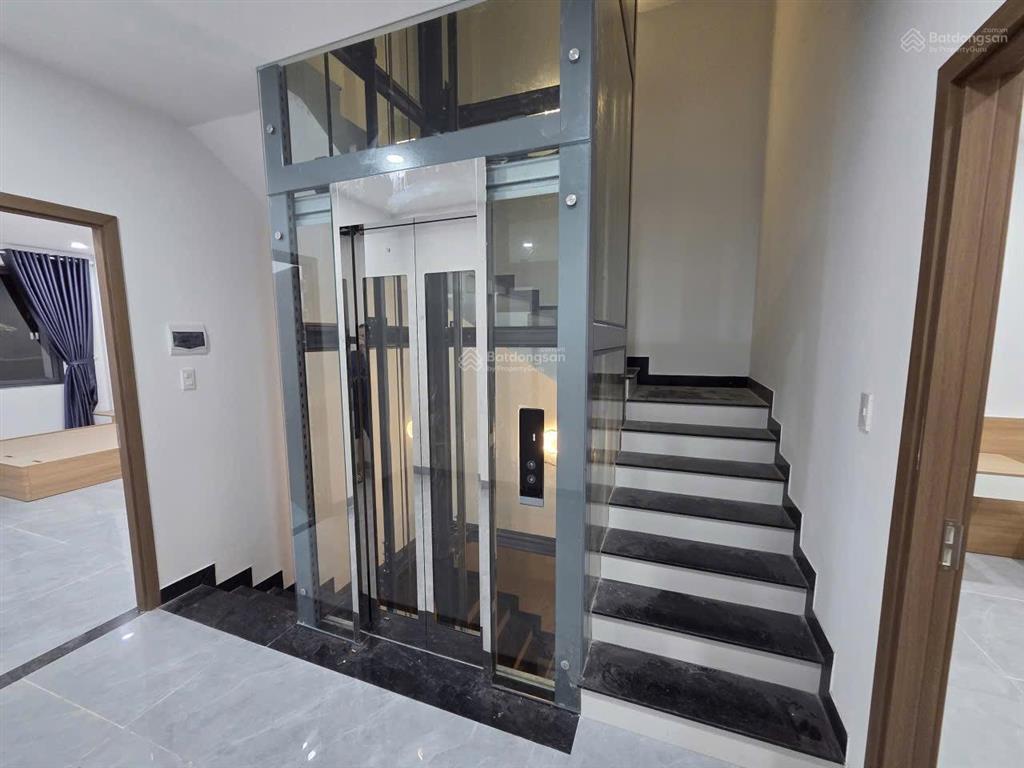 Nhà gói 5 mỹ gia nha trang có thang máy, đối diện công viên gần sông, 100m giá chỉ 9,8 tỷ.