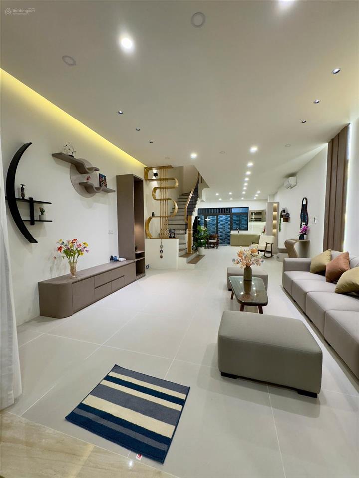 Căn hiếm gói 7 mỹ gia nha trang đối diện sân bóng để ở hoặc kinh doanh, hướng nam, giá 9,5 tỷ.