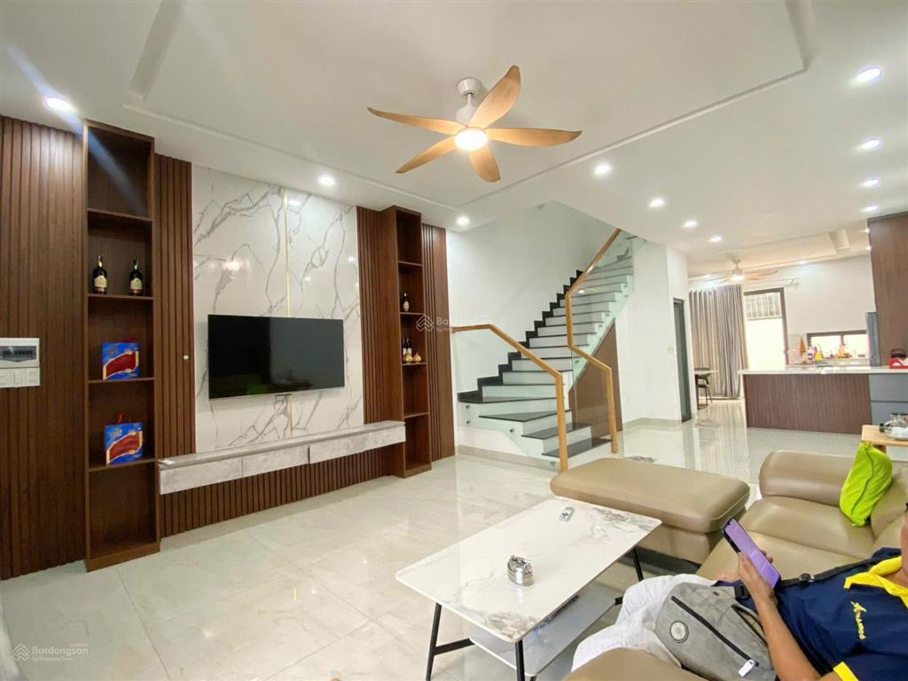 Cần bán nhà 3 tầng khu đô thị mỹ gia gói 7
dt 100m2 ngang 5m, hướng đông bắc ,giá 8,7 tỷ.