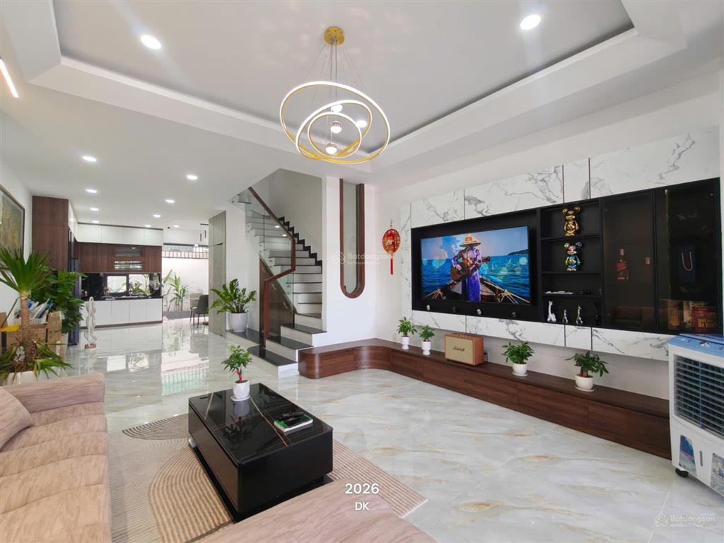 Bán nhà cực đẹp đối diện sân bóng gói 7 mỹ gia nha trang gần trục lớn võ nguyên giap, chỉ 9,3 tỷ.