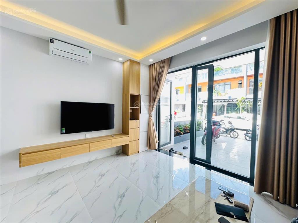 Nhà đẹp sẵn dòng tiền kđt mỹ gia gói 8 the capella, có bảo vệ an ninh cực tốt giá 8,3 tỷ quá rẻ.