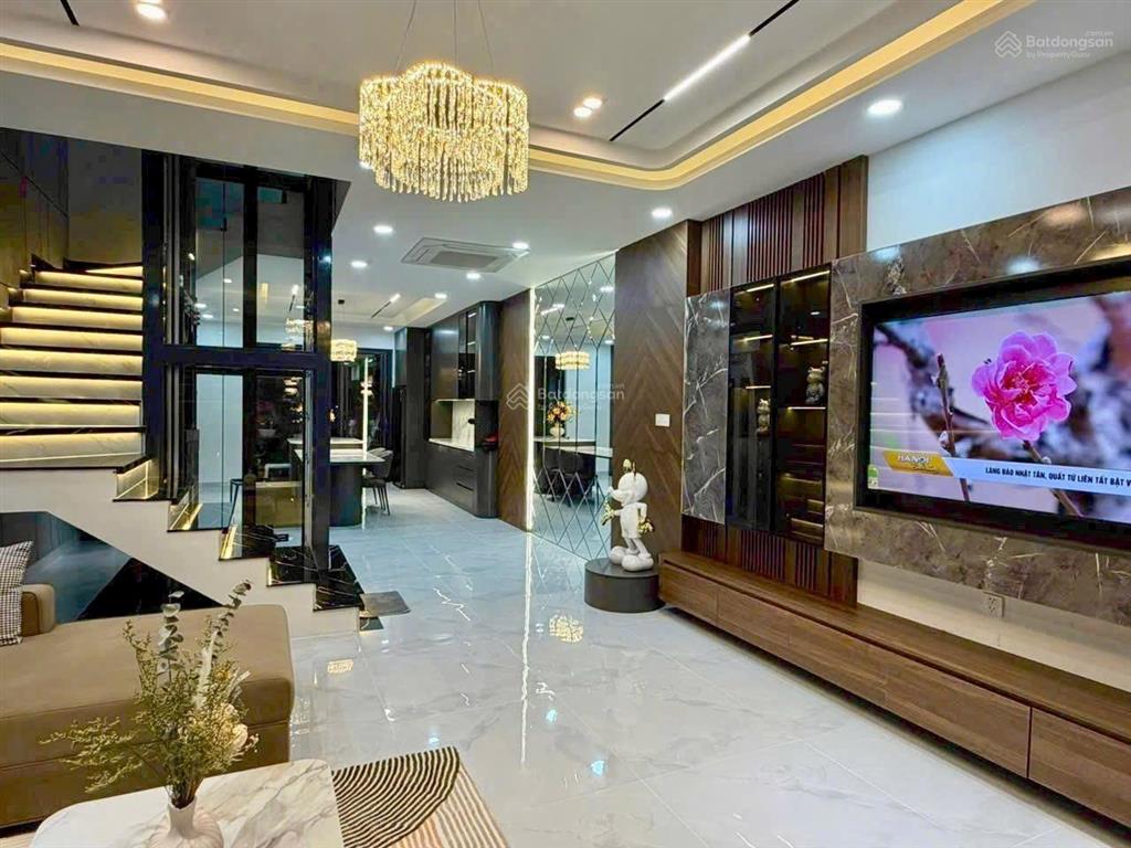 Bán nhà gói 5 mỹ gia có thang máy bằng kính, nội thất xịn hướng tây nam giá rẻ 9 tỷ 450.