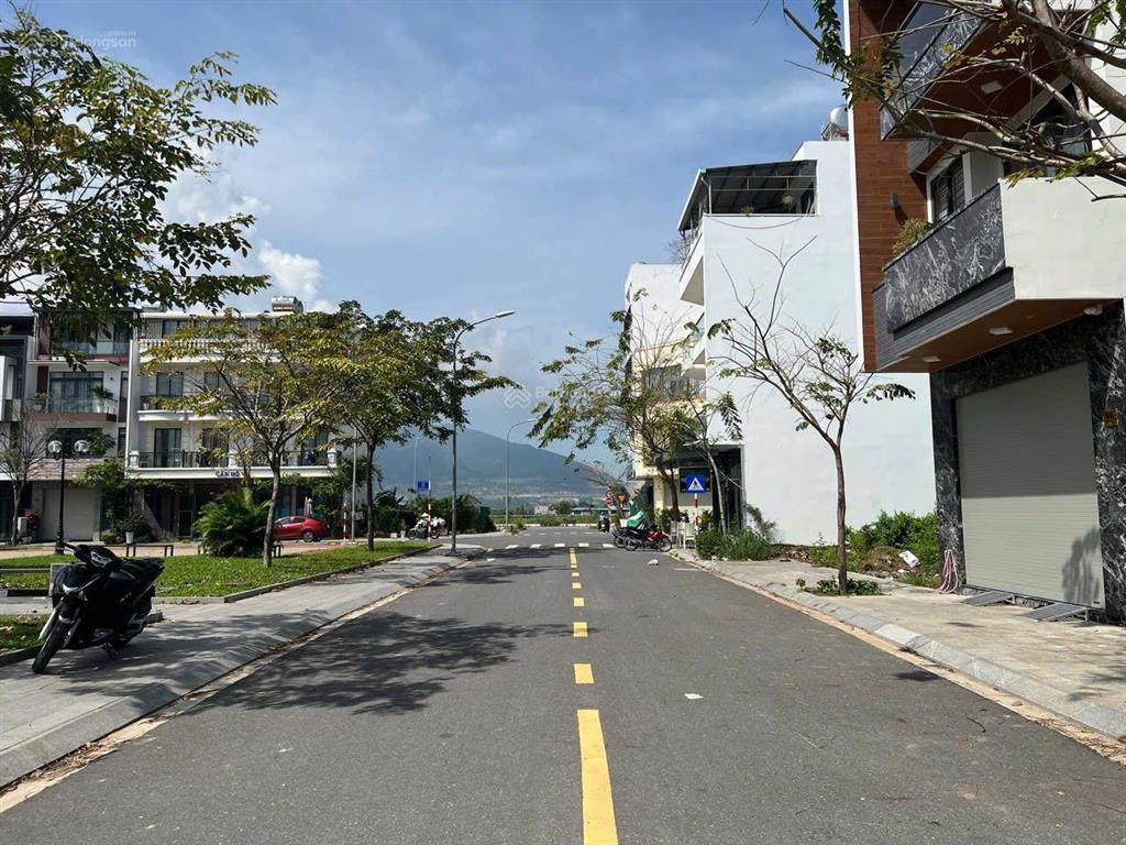 Hạ giá, nhà 3 tầng kđt vcn phước long 1 đối diện công viên đã có sổ hồng hoàn công giá 9 tỷ950,75m2