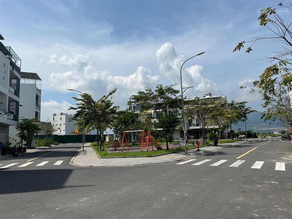 Hạ giá, nhà 3 tầng kđt vcn phước long 1 đối diện công viên đã có sổ hồng hoàn công giá 9 tỷ950,75m2
