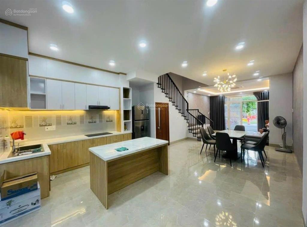 Hạ giá, nhà 3 tầng kđt vcn phước long 1 đối diện công viên đã có sổ hồng hoàn công giá 9 tỷ950,75m2
