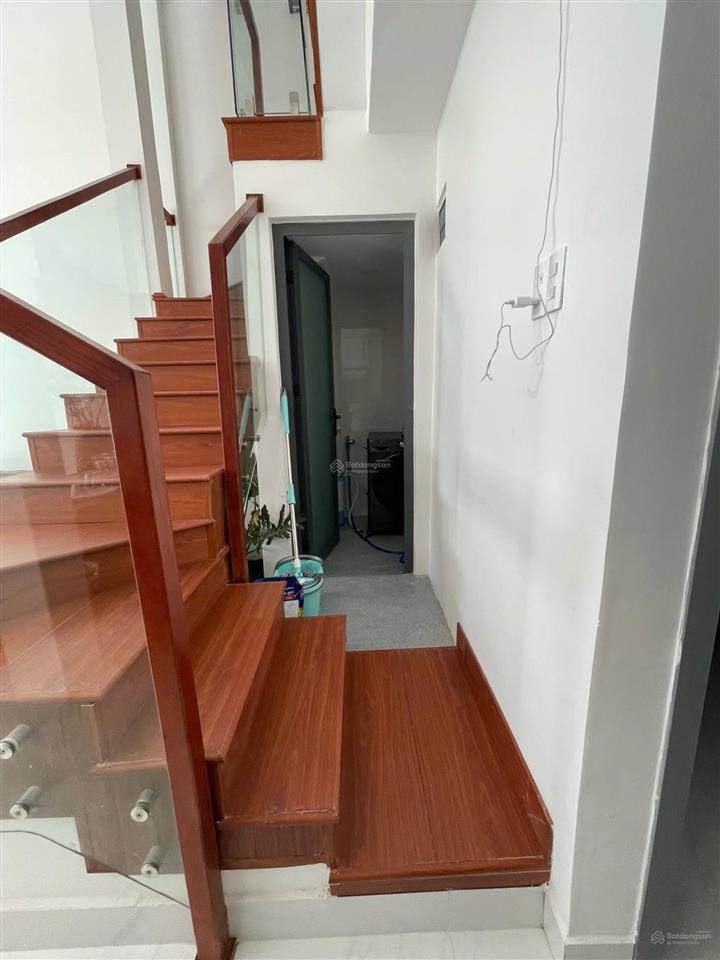 Nhà mới đẹp 3 tầng kiên cố tại phường nha trang  có bãi đỗ xe ôtô cạnh nhà, dt 69.4m2 giá 5 tỷ 250