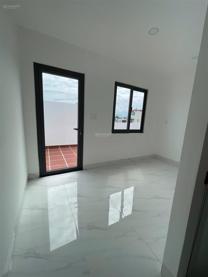 Nhà mới đẹp 3 tầng kiên cố tại phường nha trang  có bãi đỗ xe ôtô cạnh nhà, dt 69.4m2 giá 5 tỷ 250