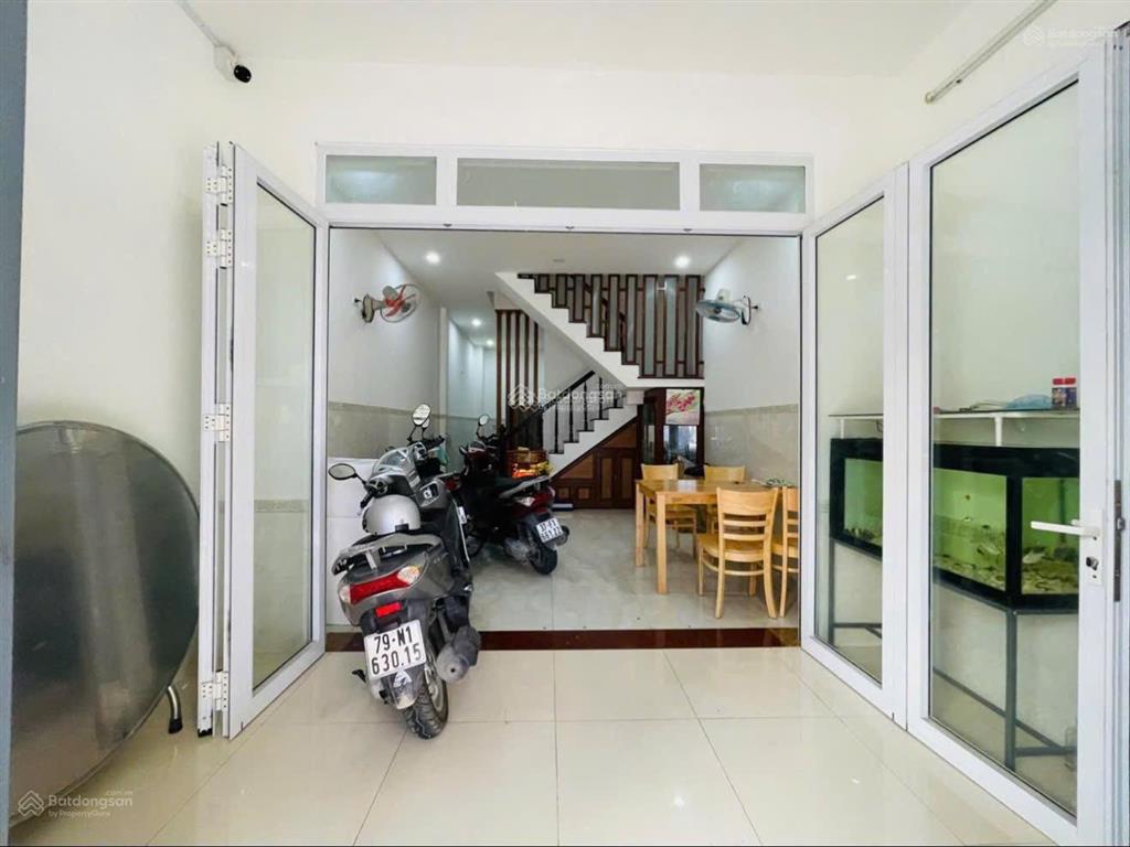 Hàng hiếm giá mềm nhà 2 tầng có 2pn, đường b6 trung tâm phước hải, dt 44m hướng đn, giá 5,8 tỷ.