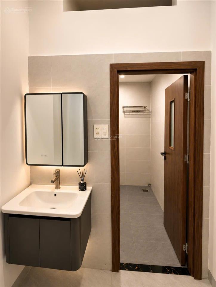 Bán nhà 2.5 tầng full nội thất khu bàn cờ phường nha trang. dt 72.5m2 giá 8,6 tỷ. có 3pn, 2wc