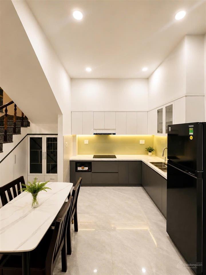 Bán nhà 2.5 tầng full nội thất khu bàn cờ phường nha trang. dt 72.5m2 giá 8,6 tỷ. có 3pn, 2wc