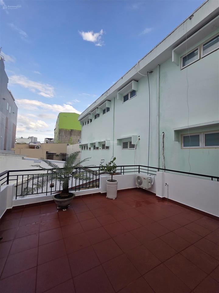 Bán nhà 2.5 tầng full nội thất khu bàn cờ phường nha trang. dt 72.5m2 giá 8,6 tỷ. có 3pn, 2wc