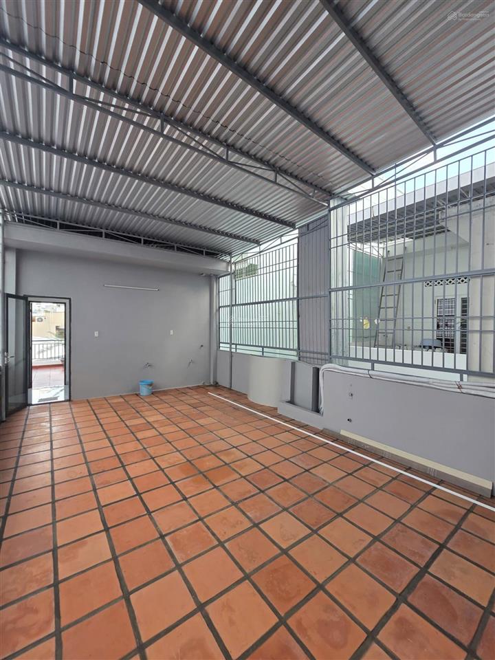 Bán nhà 2.5 tầng full nội thất khu bàn cờ phường nha trang. dt 72.5m2 giá 8,6 tỷ. có 3pn, 2wc