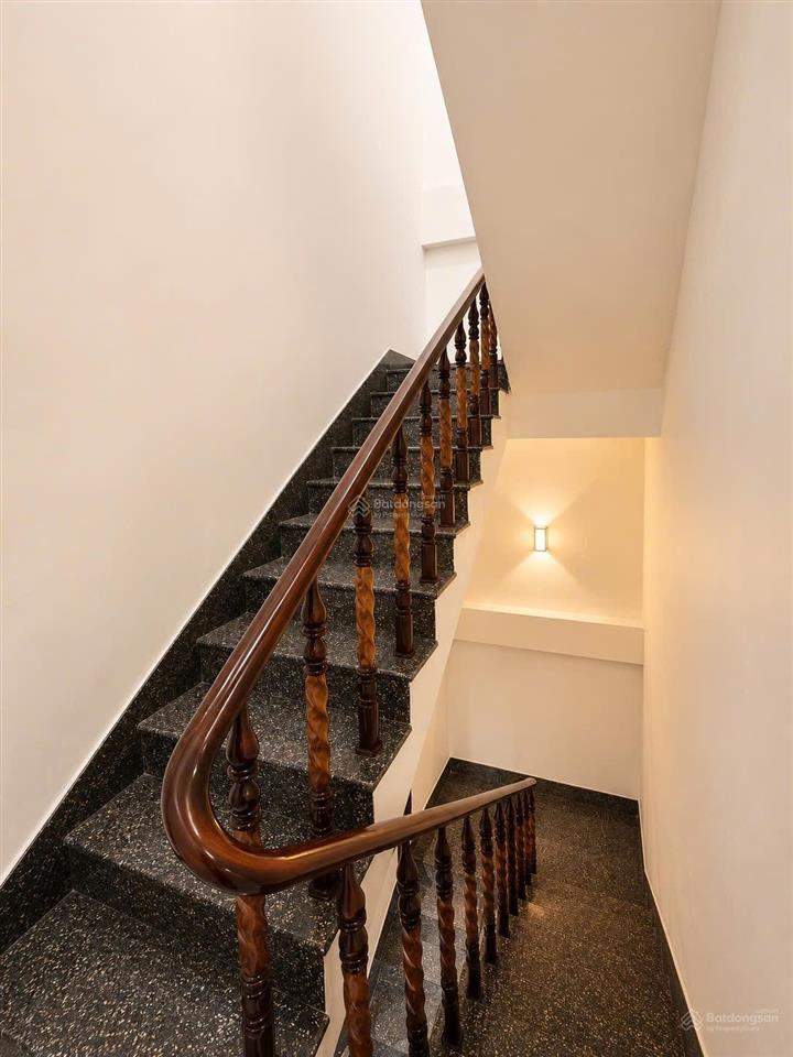 Bán nhà 2.5 tầng full nội thất khu bàn cờ phường nha trang. dt 72.5m2 giá 8,6 tỷ. có 3pn, 2wc