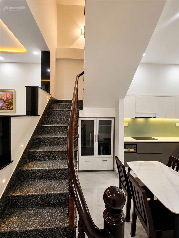 Bán nhà 2.5 tầng full nội thất khu bàn cờ phường nha trang. dt 72.5m2 giá 8,6 tỷ. có 3pn, 2wc