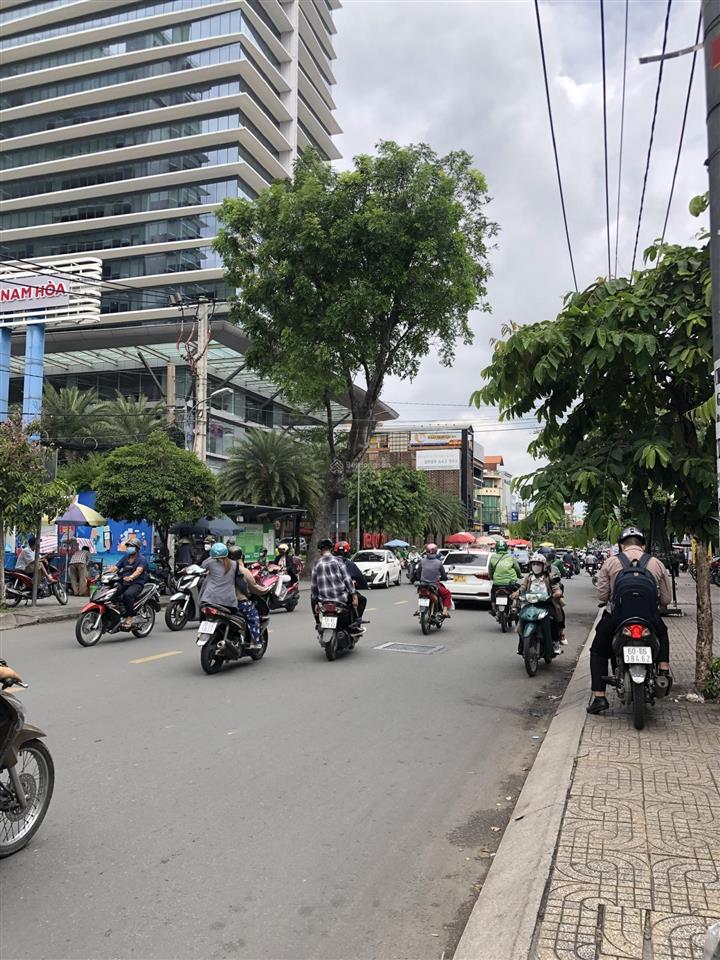 Bán nhà mặt tiền cách mạng tháng 8, quận 3  đối diện chợ hòa hưng  giá 58 tỷ