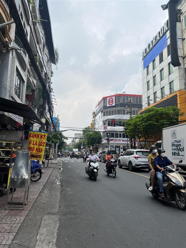 Bán nhà mặt tiền kinh doanh bàu cát 5  dt 4x18m  3 tầng, sân thượng, giá bán 15.8 tỷ