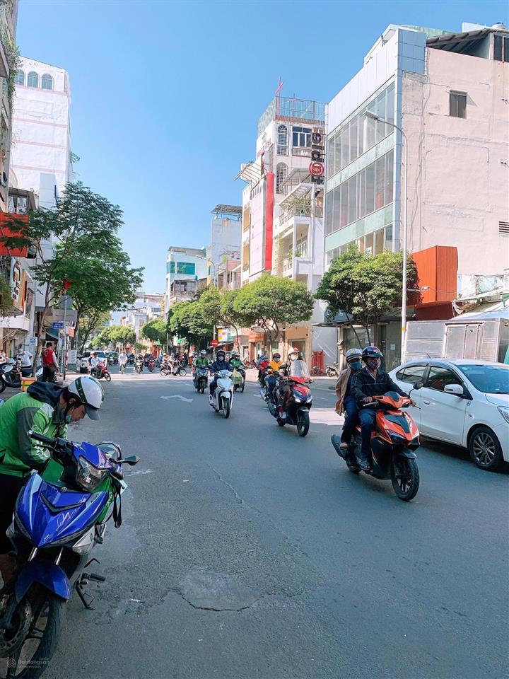 Tòa nhà mặt tiền trung tâm quận 10 trệt 6 lầu thang máy giá 26,8 tỷ