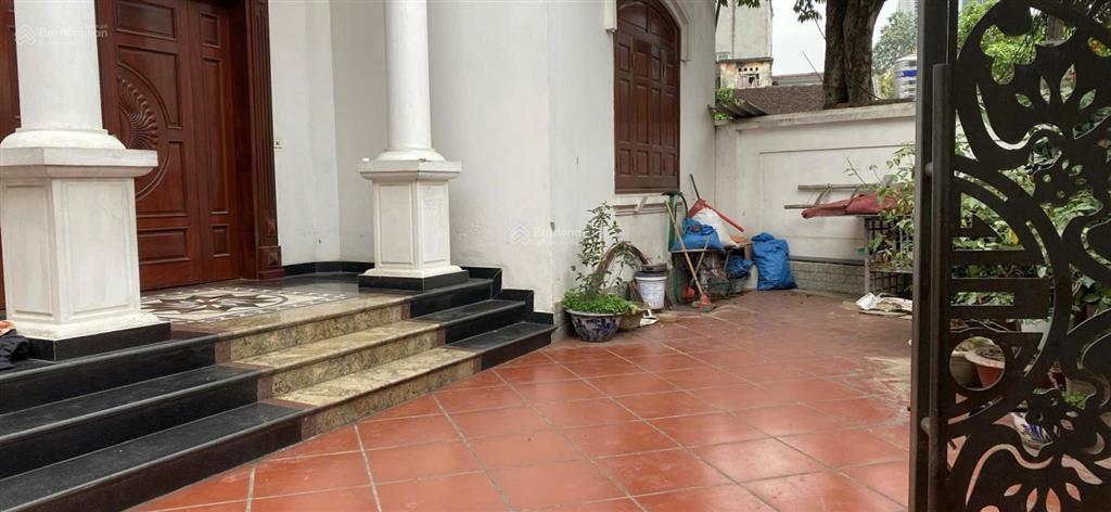 Chính chủ cần tiền bán đất tặng nhà biệt thự 3 tầng diện tích 300mm2, mt 11m, full thổ cư, giá rẻ