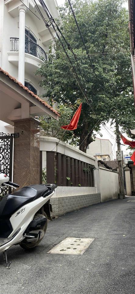 Chính chủ cần tiền bán đất tặng nhà biệt thự 3 tầng diện tích 300mm2, mt 11m, full thổ cư, giá rẻ