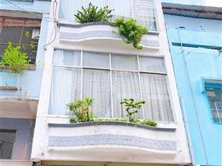 Xe hơi đậu trong nhà trần văn quang phường 10 tân bình. mặt tiền kinh doanh.