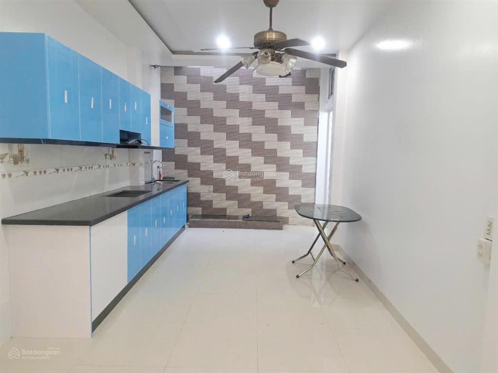 Cho thuê nhà 5 tầng sạch đẹp 4 phòng ngủ, ô tô đỗ cửa có đồ ngay hồ sen hải phòng.