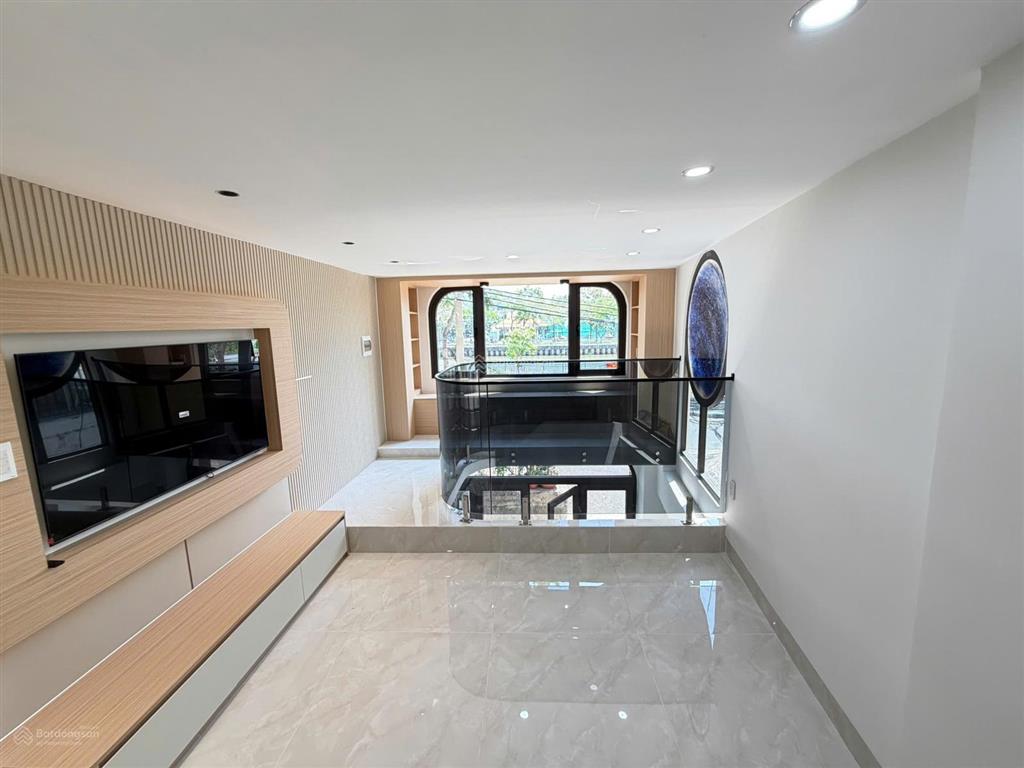 Bán căn góc 4 tầng mới xây 2 mặt tiền đường hoàng sa và nguyễn văn nguyễn trung tâm quận 1