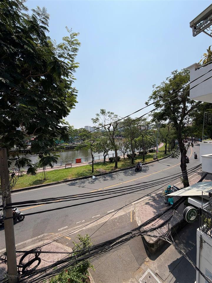 Bán căn góc 4 tầng mới xây 2 mặt tiền đường hoàng sa và nguyễn văn nguyễn trung tâm quận 1