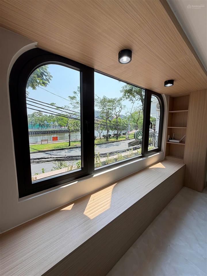 Bán căn góc 4 tầng mới xây 2 mặt tiền đường hoàng sa và nguyễn văn nguyễn trung tâm quận 1