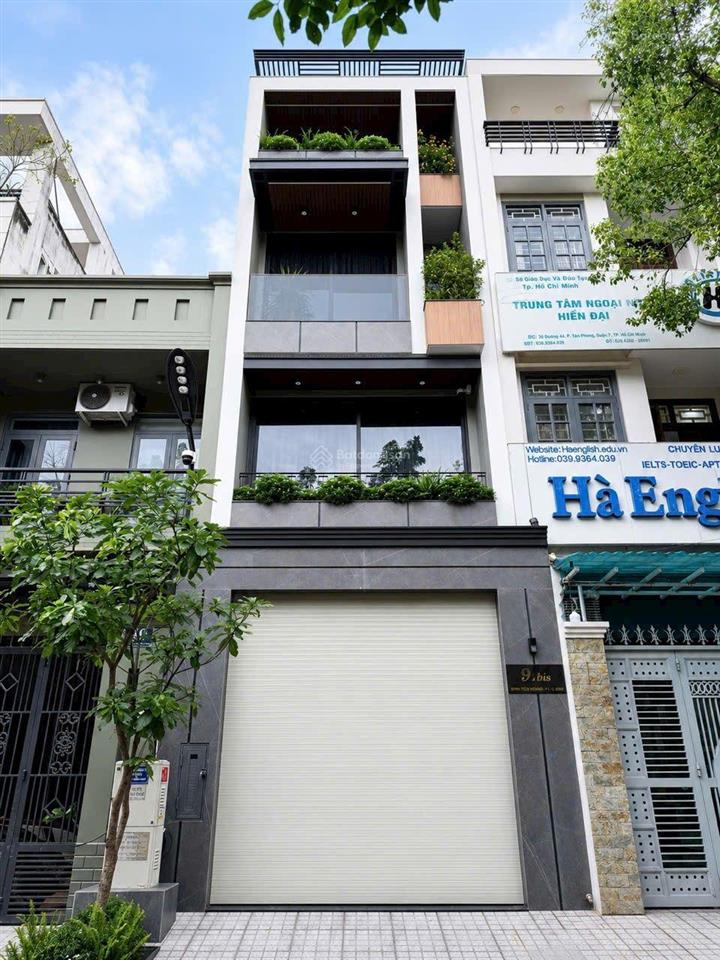Giảm mạnh chỉ hơn 20 tỷ có ngay nhà đẹp, nội thất cao cấp, có thang máy, đối diện công viên quận 7