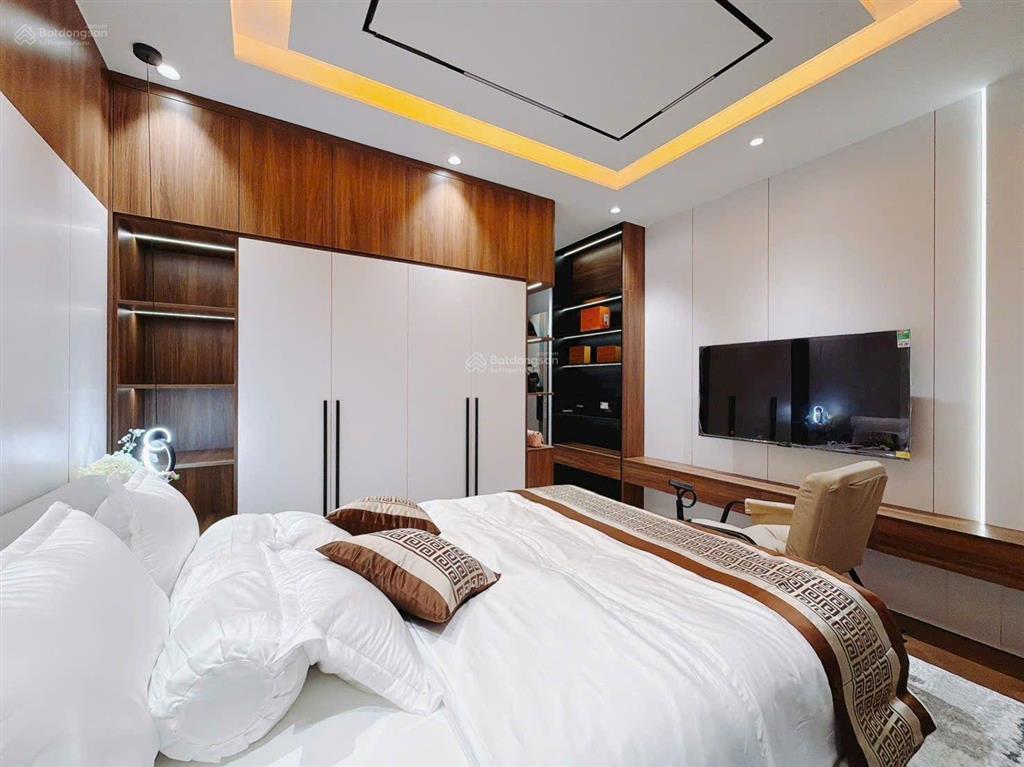 Giảm mạnh chỉ hơn 20 tỷ có ngay nhà đẹp, nội thất cao cấp, có thang máy, đối diện công viên quận 7