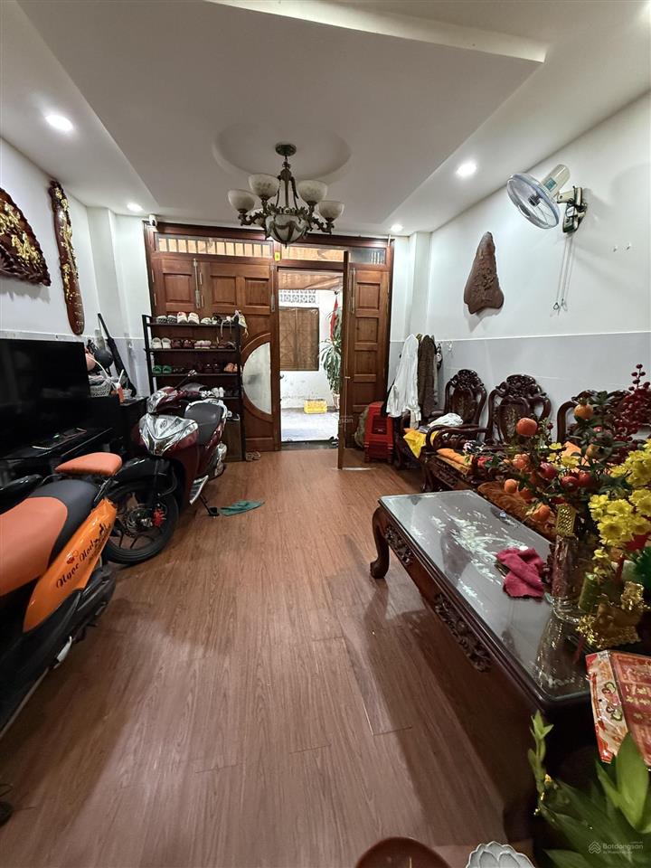 Nhà đẹp 3 tầng, tùng thiện vương q8, ngay cầu chà và giáp q5, 43m2(4x11m) 4pn, 5,2 tỷ