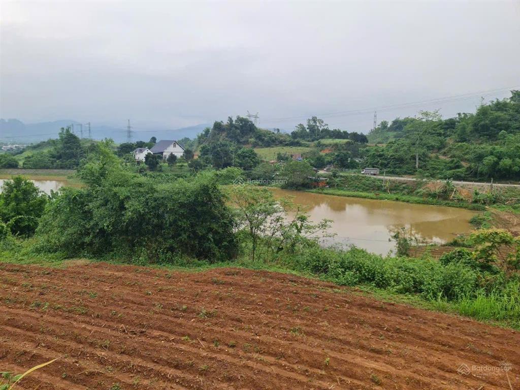 Tổng diện tích 10,300m (=1,3ha cách ql chỉ 200m
giá rẻ chỉ hơn 3tỷ sỡ hữu toàn bộ diện tích