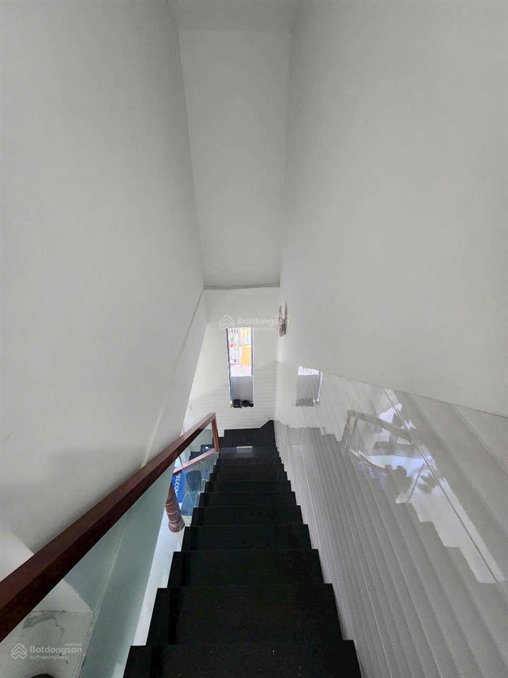 Cho thuê nhà hẻm 2/4  mới đẹp  đầy đủ nội thất  trung tâm tp nha trang gần biển, gần chợ đầm