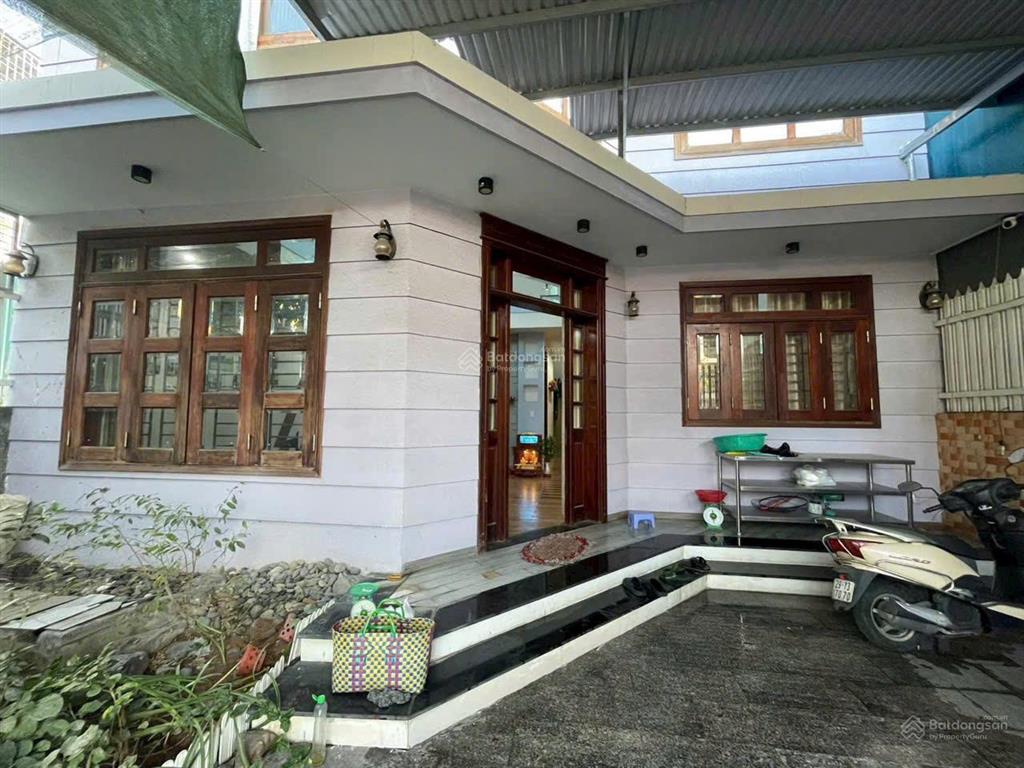 Cần tiền bán nhanh  nhà mặt tiền nguyễn tất thành 3pn, 2wc  hòn rớ 2 hướng về sông.