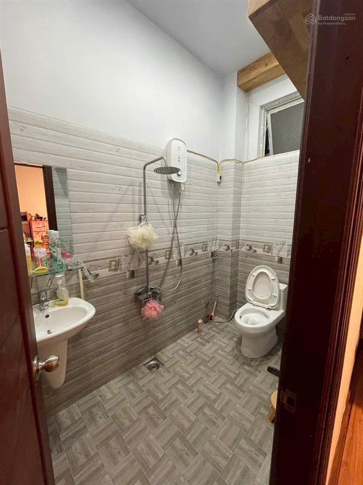 Cần tiền bán nhanh  nhà mặt tiền nguyễn tất thành 3pn, 2wc  hòn rớ 2 hướng về sông.