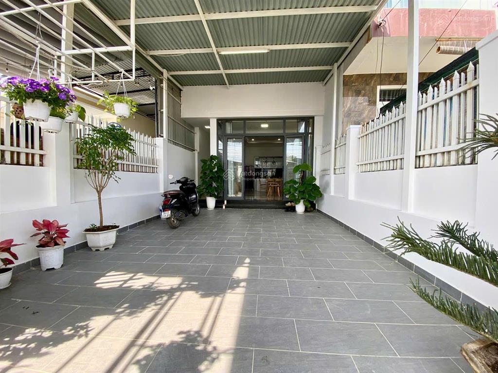 Bán nhà mới full nội thất mặt tiền xóm cốm  141,7m để lại full nội thất  giá chỉ còn 2,95 tỷ