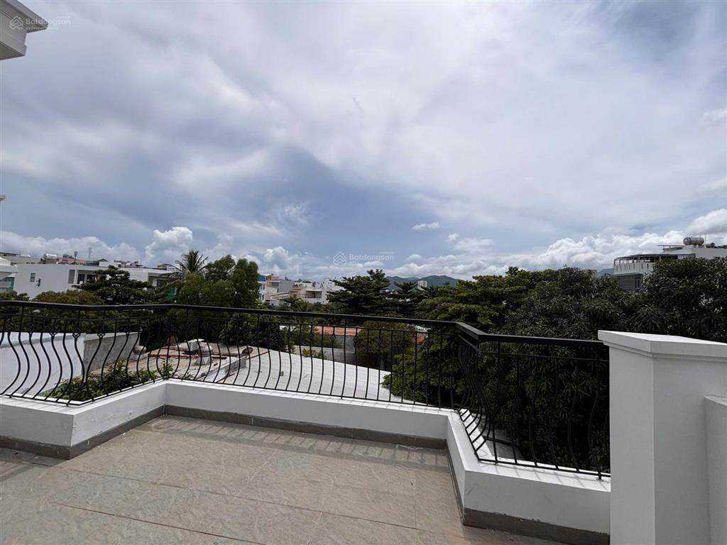 Cho thuê nhà 3 tầng  hẻm phong châu, nha trang đối diện liuthai  diện tích đất 100m2 x 3 tầng