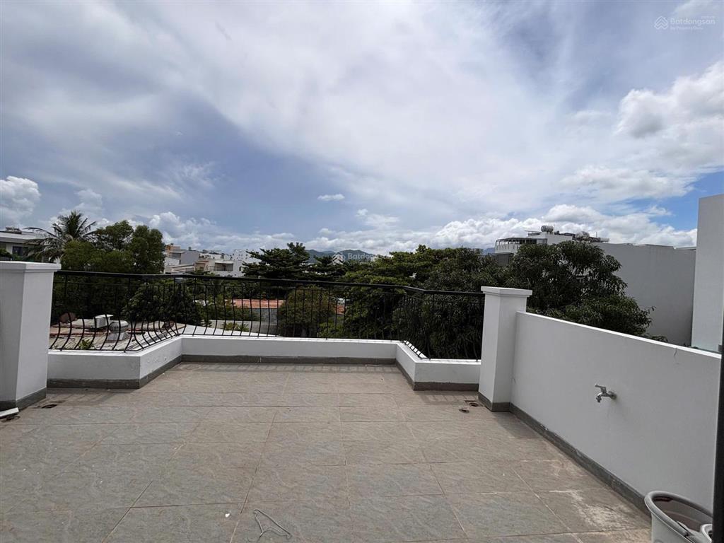 Cho thuê nhà 3 tầng  hẻm phong châu, nha trang đối diện liuthai  diện tích đất 100m2 x 3 tầng