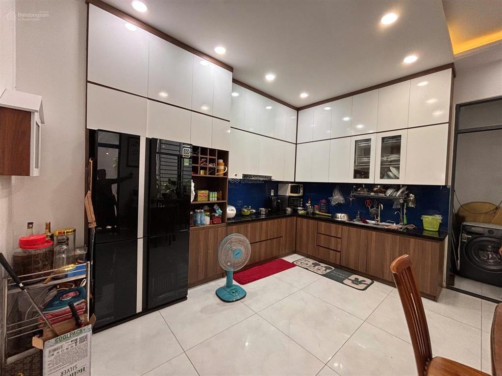 Cho thuê nhà 3 tầng  hẻm phong châu, nha trang đối diện liuthai  diện tích đất 100m2 x 3 tầng