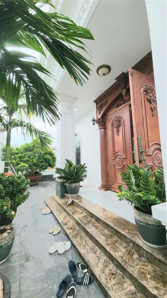 Bán biệt thự tân cổ điển 4 tầng gần biển nha trang 300m² đất 800m² sàn full nội thất cao cấp
