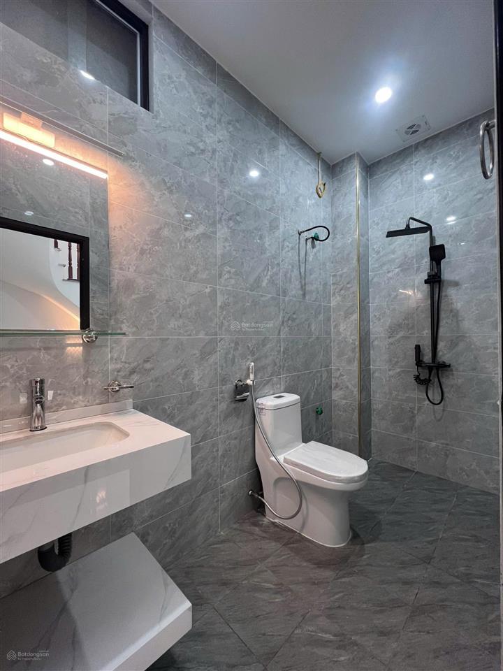 Em có ngôi nhà 3 tầng cần bán, dt 48m2, đường trước nhà rộng 3m, tiền phong, mê linh, hà nội